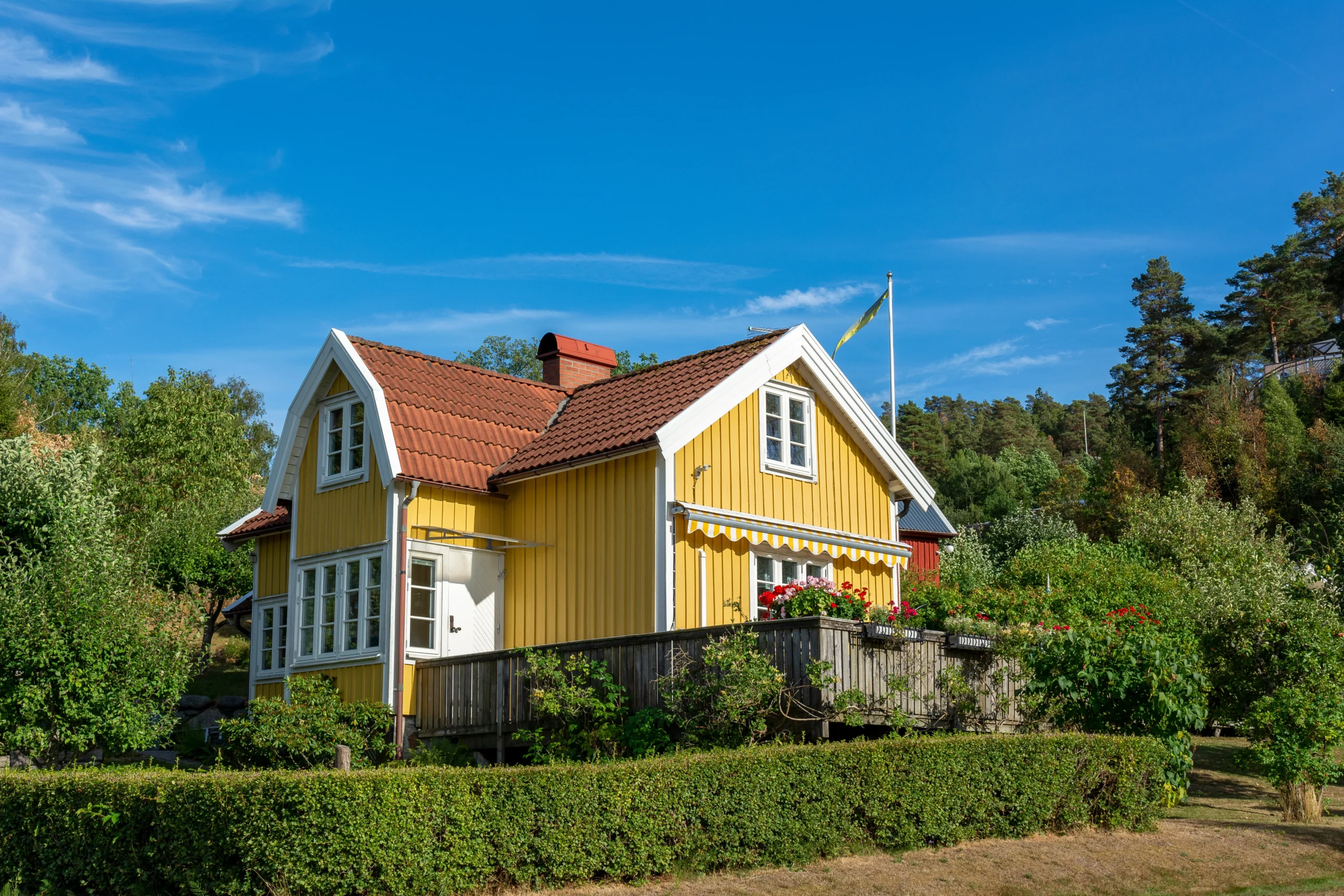Nymålad fasad i Sverige - Gul färgad hus vid kusten